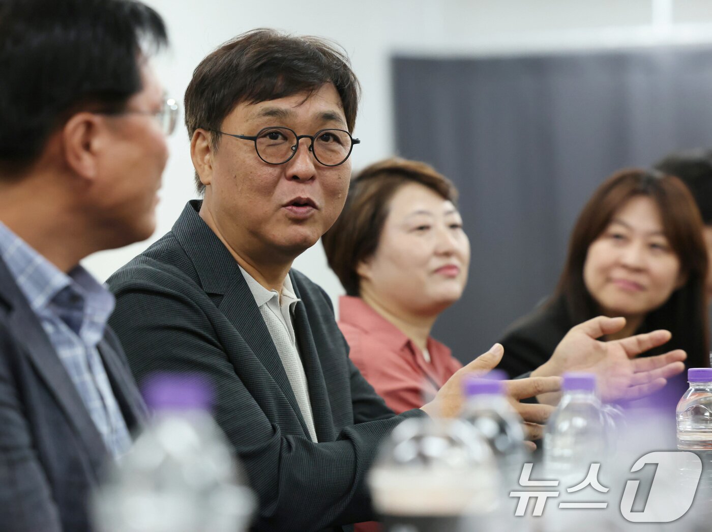 본문 이미지 - 최휘영 문화체육관광부 장관&#40;왼쪽 두번째&#41;이  최근 서울 종로구 대학로 홍익대학교아트센터 대극장을 방문해 뮤지컬 &#39;스웨그에이지 외쳐, 조선!&#39;을 관람한 뒤 출연진과 관계자를 만난 모습 / 뉴스1