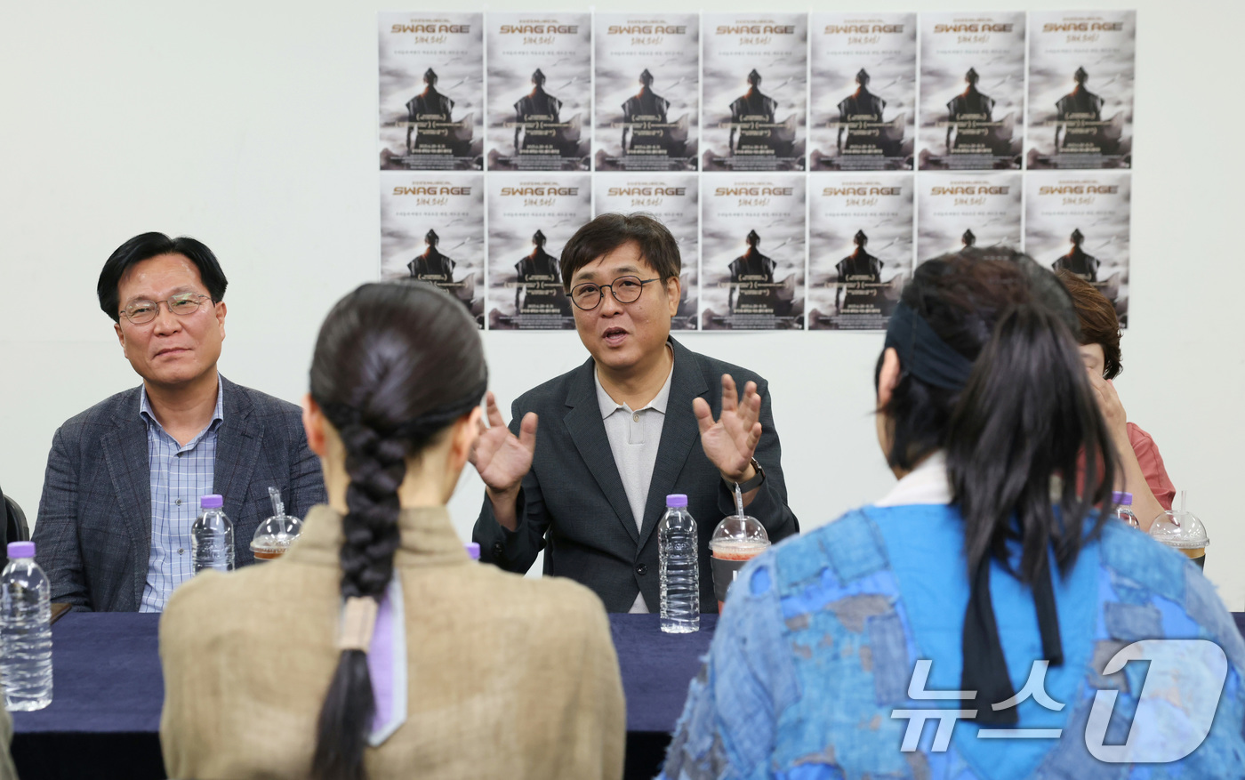 (서울=뉴스1) = 최휘영 문화체육관광부 장관(왼쪽 두번째)이 8일 서울 종로구 대학로 홍익대학교아트센터 대극장을 방문해 뮤지컬 '스웨그에이지 외쳐, 조선!'을 관람한 뒤 출연진과 …