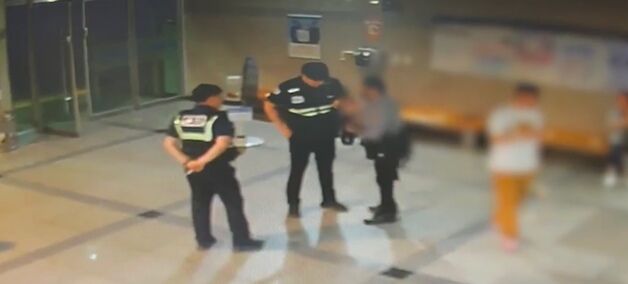 가짜 경찰복에 가짜 총…지하철역 배회한 50대 '계급장 없어 들통'