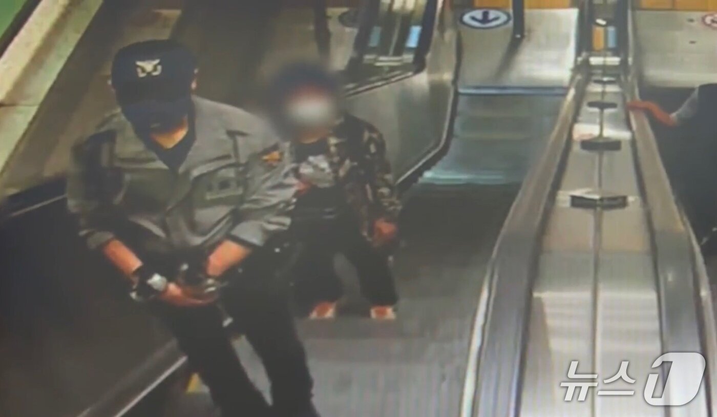 본문 이미지 - 가짜 경찰 복장·장비 착용하고 돌아다닌 50대. (사진=경기북부경찰청)