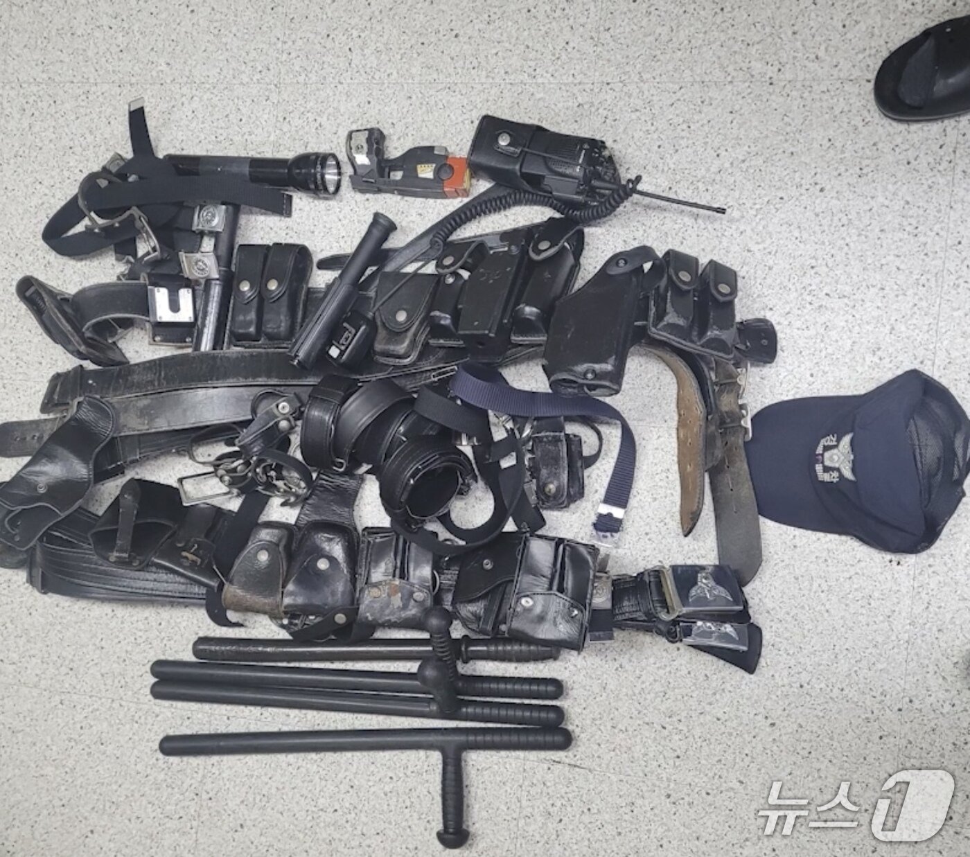 본문 이미지 - 가짜 경찰 복장·장비. (경기북부경찰청 제공)