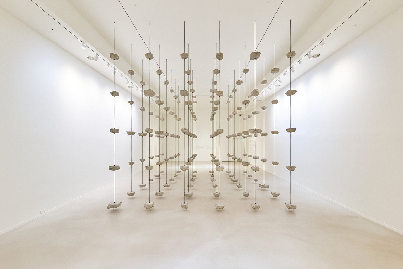 본문 이미지 - 모나 하툼 Remains to be Seen (포도뮤지엄 제공)