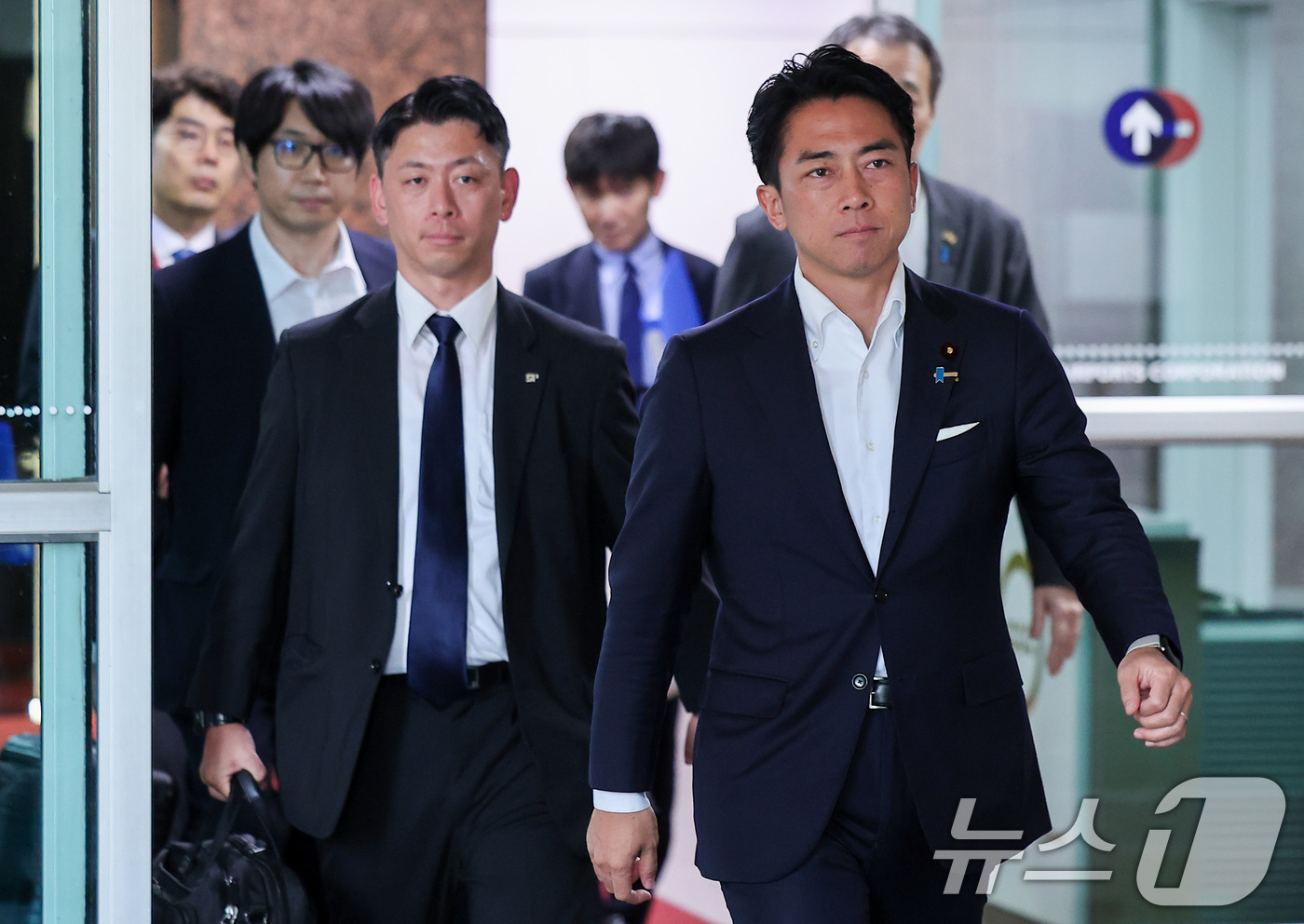 (서울=뉴스1) 김성진 기자 = 일본의 차기 총리 후보로 유력하게 거론되는 고이즈미 신지로 일본 농림수산상이 9일 김포국제공항을 통해 입국하고 있다.고이즈미 농림수산상은 아시아태평 …