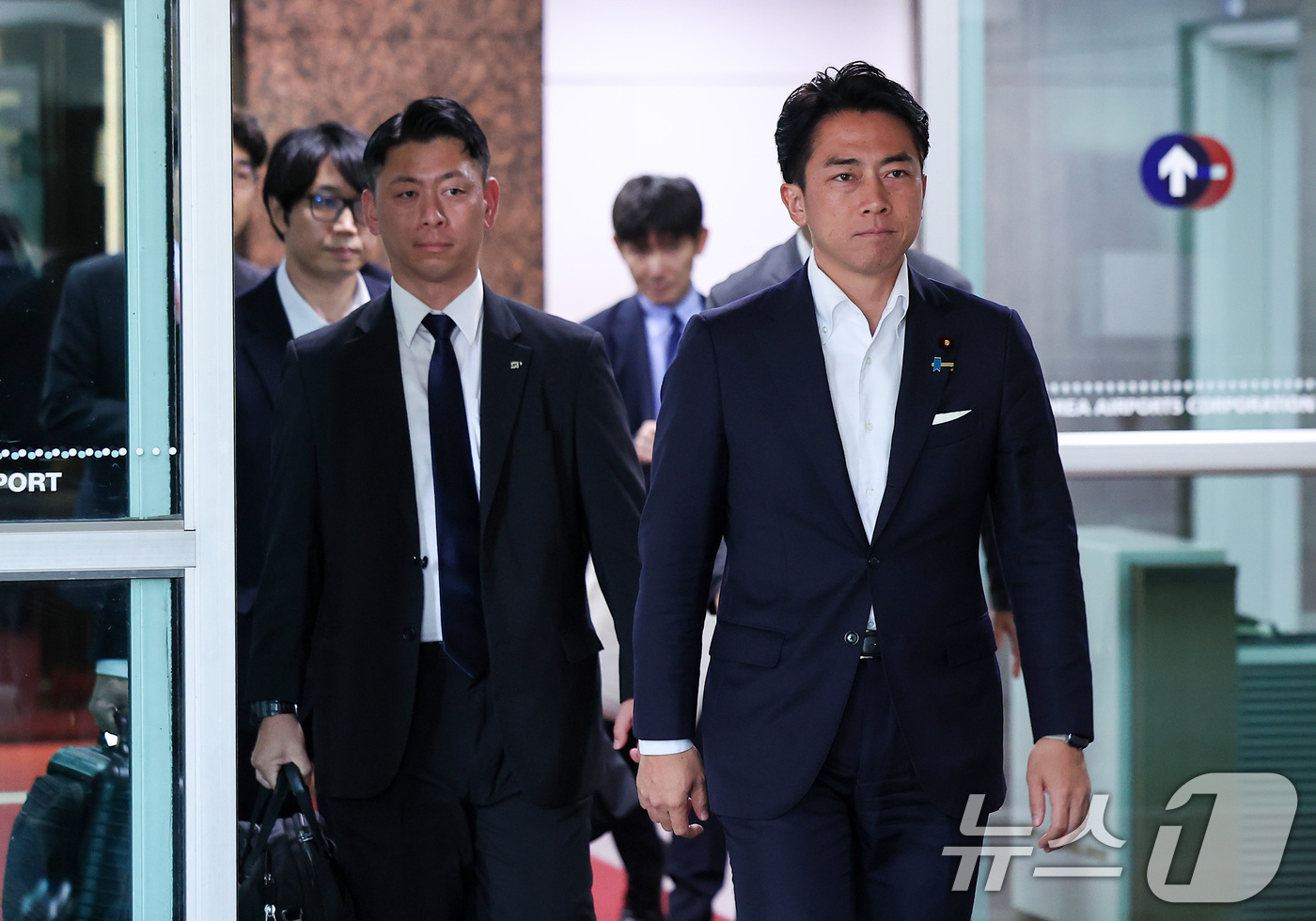 (서울=뉴스1) 김성진 기자 = 일본의 차기 총리 후보로 유력하게 거론되는 고이즈미 신지로 일본 농림수산상이 9일 김포국제공항을 통해 입국하고 있다.고이즈미 농림수산상은 아시아태평 …