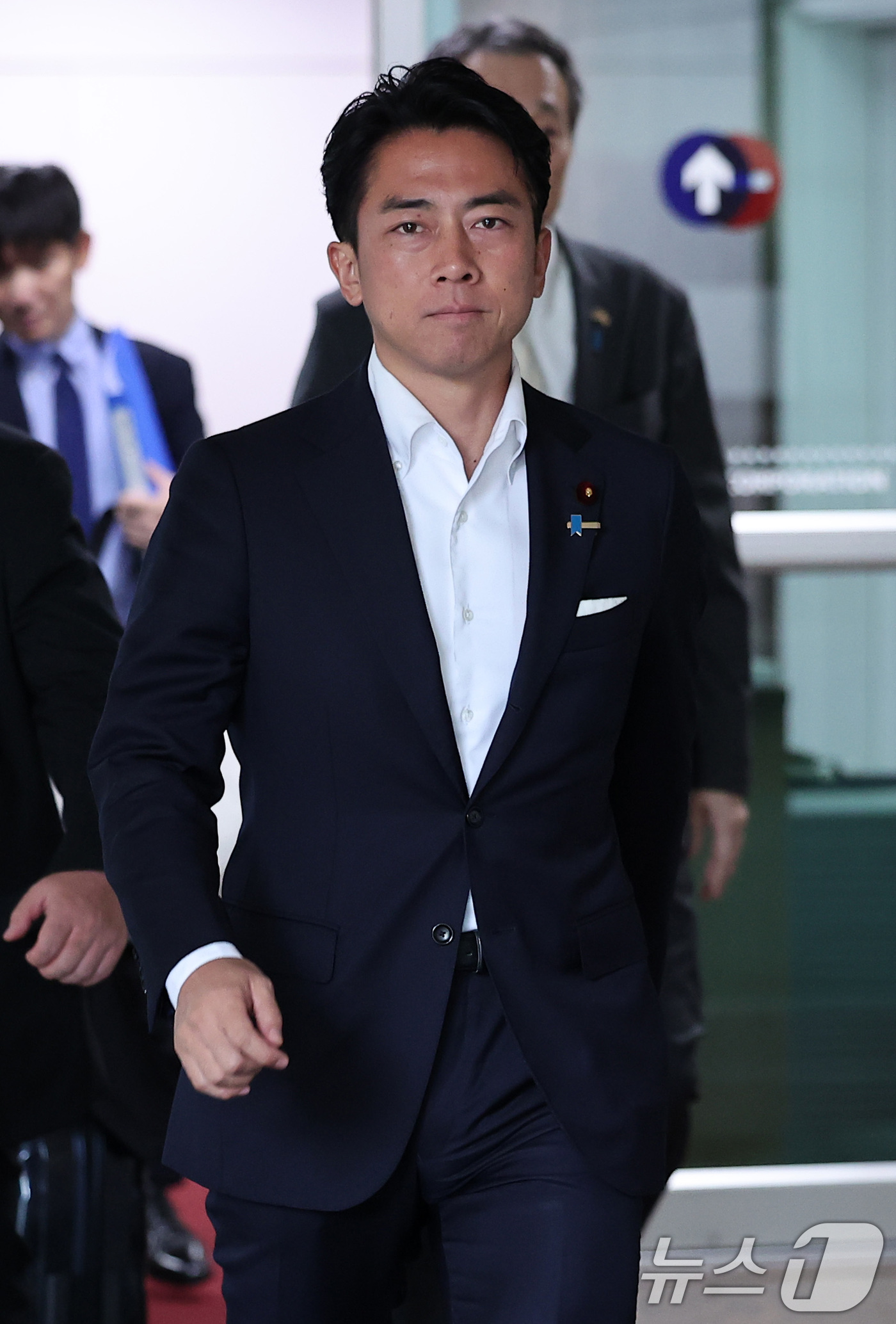 (서울=뉴스1) 김성진 기자 = 일본의 차기 총리 후보로 유력하게 거론되는 고이즈미 신지로 일본 농림수산상이 9일 김포국제공항을 통해 입국하고 있다.고이즈미 농림수산상은 아시아태평 …