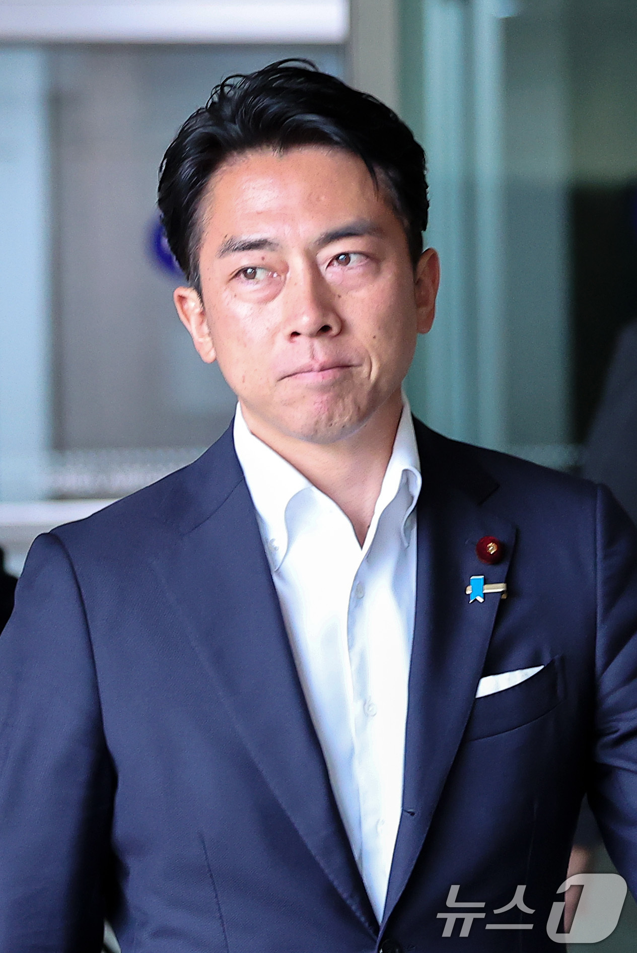 (서울=뉴스1) 김성진 기자 = 일본의 차기 총리 후보로 유력하게 거론되는 고이즈미 신지로 일본 농림수산상이 9일 김포국제공항을 통해 입국하고 있다.고이즈미 농림수산상은 아시아태평 …