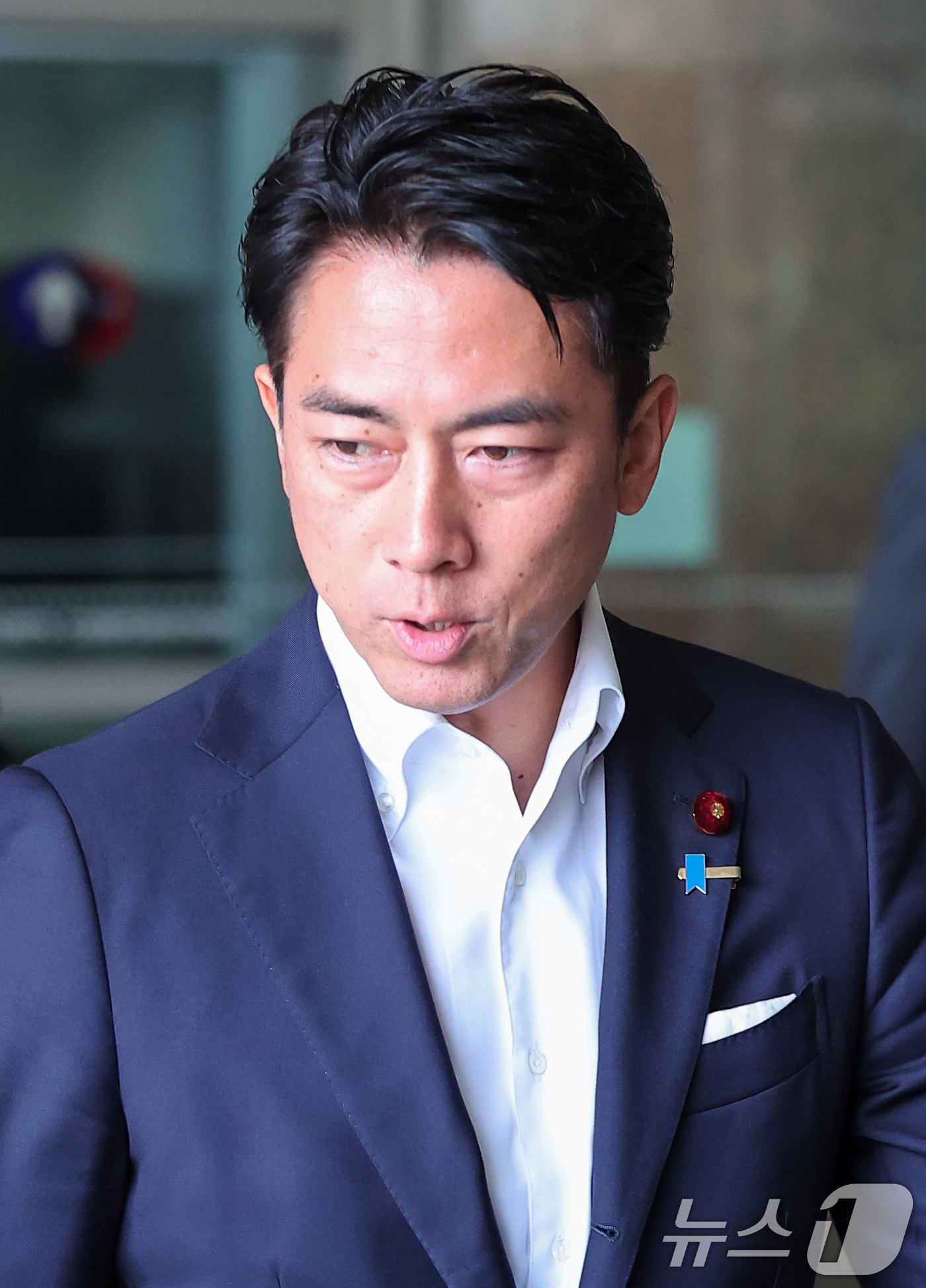 (서울=뉴스1) 김성진 기자 = 일본의 차기 총리 후보로 유력하게 거론되는 고이즈미 신지로 일본 농림수산상이 9일 김포국제공항을 통해 입국하고 있다.고이즈미 농림수산상은 아시아태평 …