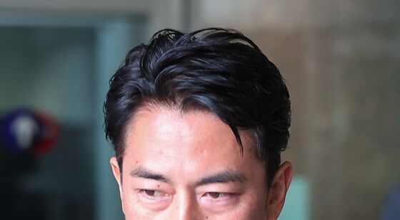 입국하는 고이즈미 신지로 일본 농림수산상
