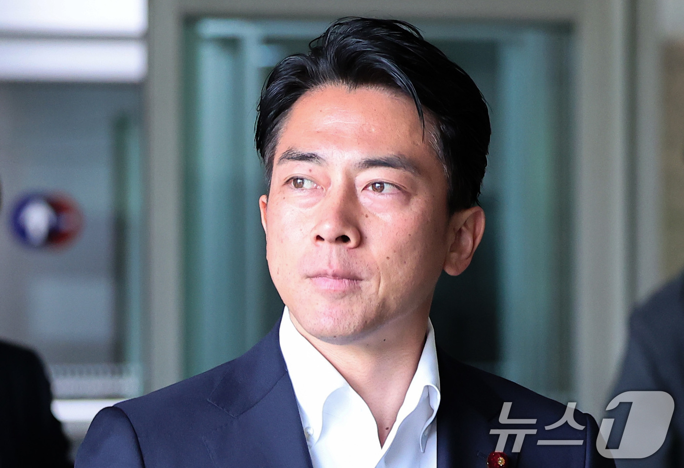 (서울=뉴스1) 김성진 기자 = 일본의 차기 총리 후보로 유력하게 거론되는 고이즈미 신지로 일본 농림수산상이 9일 김포국제공항을 통해 입국하고 있다.고이즈미 농림수산상은 아시아태평 …