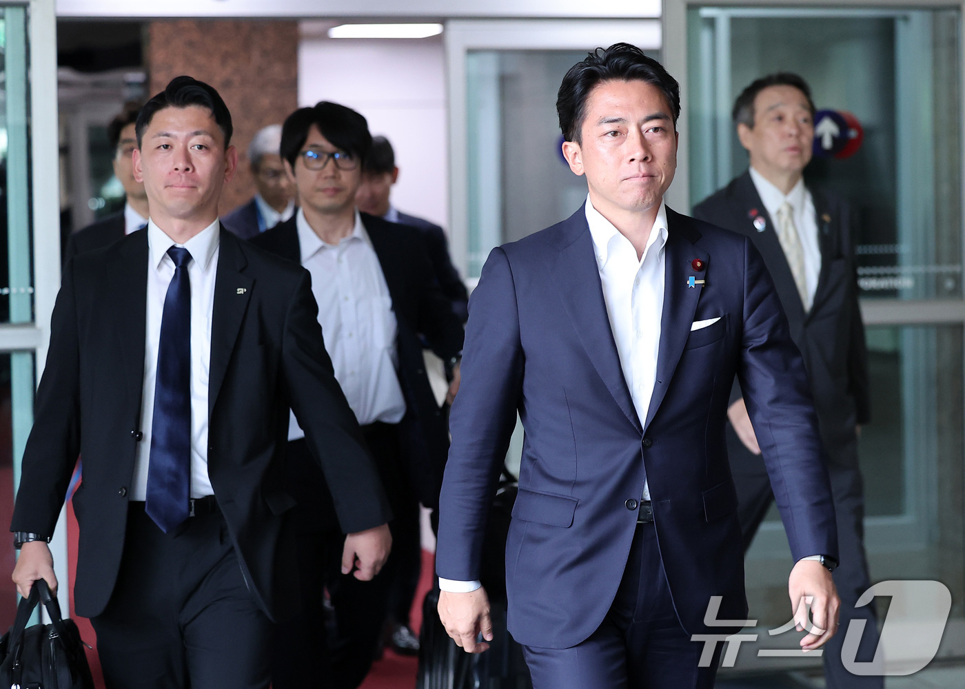 (서울=뉴스1) 김성진 기자 = 일본의 차기 총리 후보로 유력하게 거론되는 고이즈미 신지로 일본 농림수산상이 9일 김포국제공항을 통해 입국하고 있다.고이즈미 농림수산상은 아시아태평 …