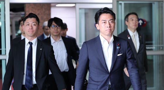 입국하는 고이즈미 신지로