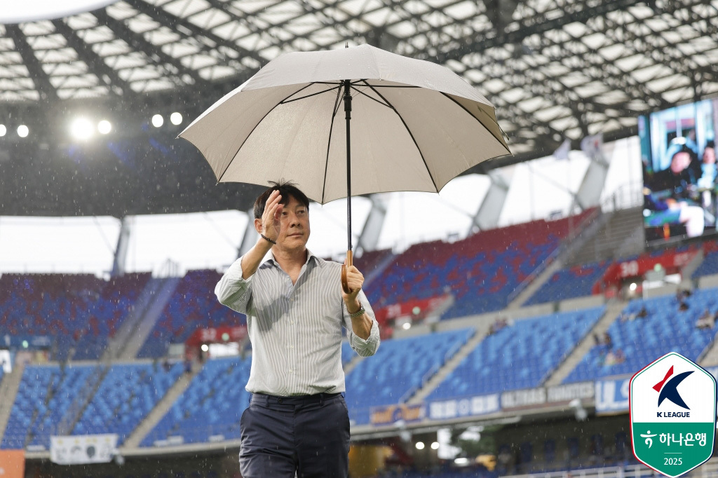 (서울=뉴스1) = 울산 HD 신태용 감독이 9일 울산 문수축구경기장에서 열린 하나은행 K리그1 2025 울산 HD FC와 제주 SK FC의 경기에서 관중석을 향해 인사하고 있다. …