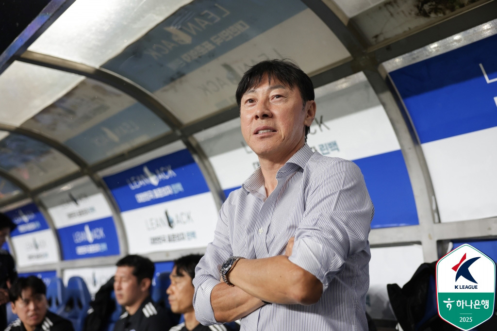 (서울=뉴스1) = 울산 HD 신태용 감독이 9일 울산 문수축구경기장에서 열린 하나은행 K리그1 2025 울산 HD FC와 제주 SK FC의 경기에서 그라운드를 바라보고 있다. ( …