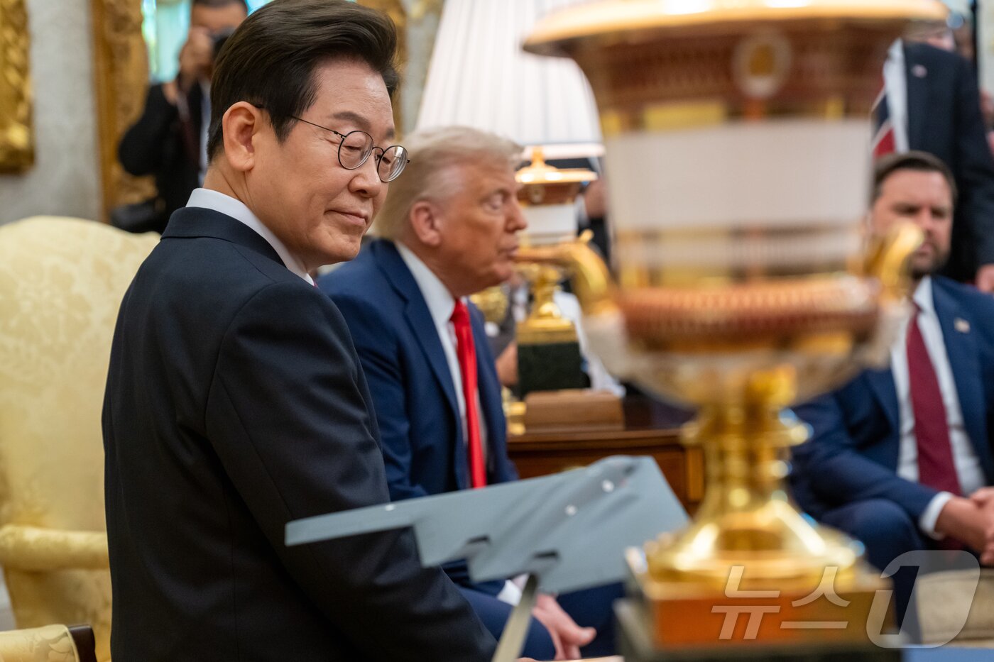 본문 이미지 - 이재명 대통령이 지난 25일&#40;현지시간&#41; 미국 워싱턴DC 백악관에서 열린 도널드 트럼프 미국 대통령과의 한미정상회담에서 B-2 스텔스기 모형을 바라보고 있다. 2025.8.31 &#40;백악관 제공. 재판매 및 DB 금지&#41; ⓒ News1  