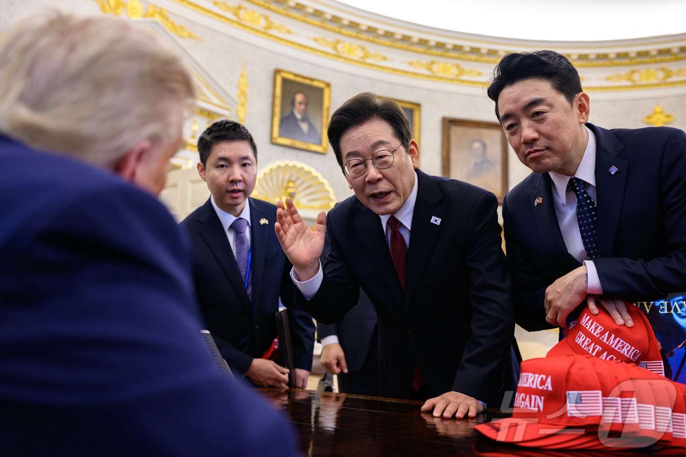 본문 이미지 - 이재명 대통령과 강훈식 대통령실 비서실장이 지난 8월 25일&#40;현지시간&#41; 미국 워싱턴DC 백악관 오벌오피스에서 &#39;결단의 책상&#39;에 앉은 도널드 트럼프 대통령과 이야기를 나누고 있다. 2025.8.31/뉴스1 &#40;백악관 제공. 재판매 및 DB 금지&#41; ⓒ News1 류정민 특파원