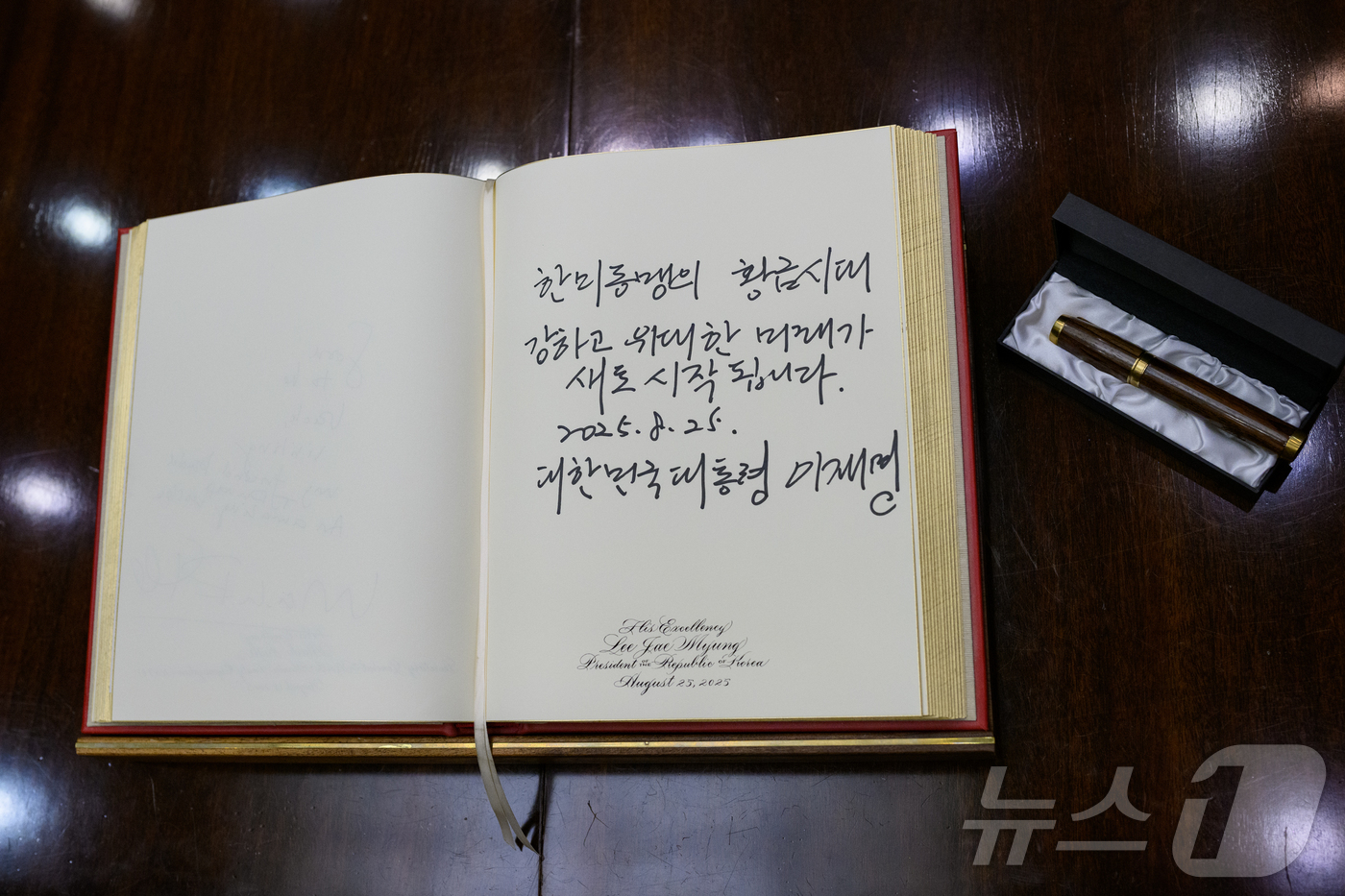 (워싱턴=뉴스1) 류정민 특파원 = 이재명 대통령이 지난 25일(현지시간) 미국 워싱턴DC 백악관에서 열린 도널드 트럼프 대통령과의 정상회담에 앞서 서명한 방명록. 2025.8.3 …