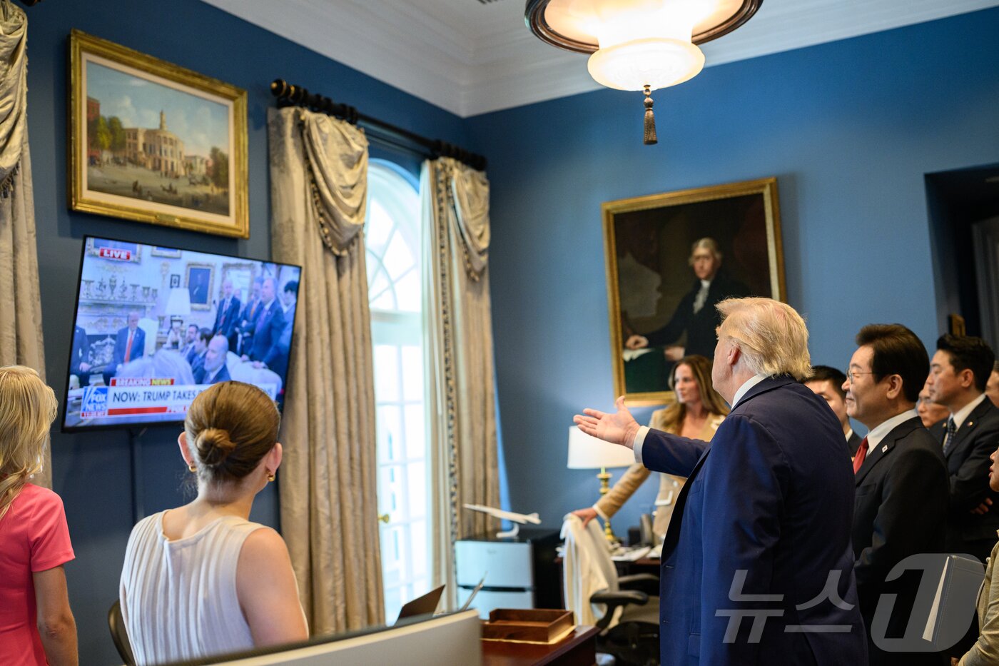 본문 이미지 - 이재명 대통령과 도널드 트럼프 미국 대통령이 지난 25일&#40;현지시간&#41; 워싱턴DC 백악관에서 열린 한미정상회담에 대한 미국 현지 매체 뉴스 보도를 보기 위해 텔레비전 앞에 잠시 멈춰서 있다. 2025.08.31.&#40;백악관 제공. 재판매 및 DB 금지&#41; ⓒ News1  