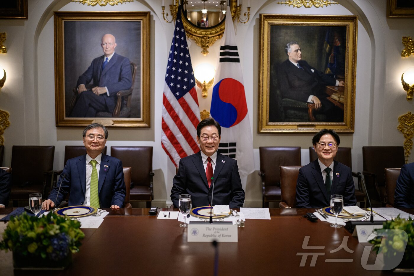 본문 이미지 - 지난 8월 25일&#40;현지시간&#41; 이재명 대통령이 조현 외교부 장관&#40;사진 왼쪽&#41;과 김정관 산업통상자원부 장관과 함께 도널드 트럼프 미국 대통령과의 백악관 오찬 간담회에 앞서 사진 촬영에 응하고 있다. 2025.08.31.&#40;백악관 제공. 재판매 및 DB 금지&#41; ⓒ News1  