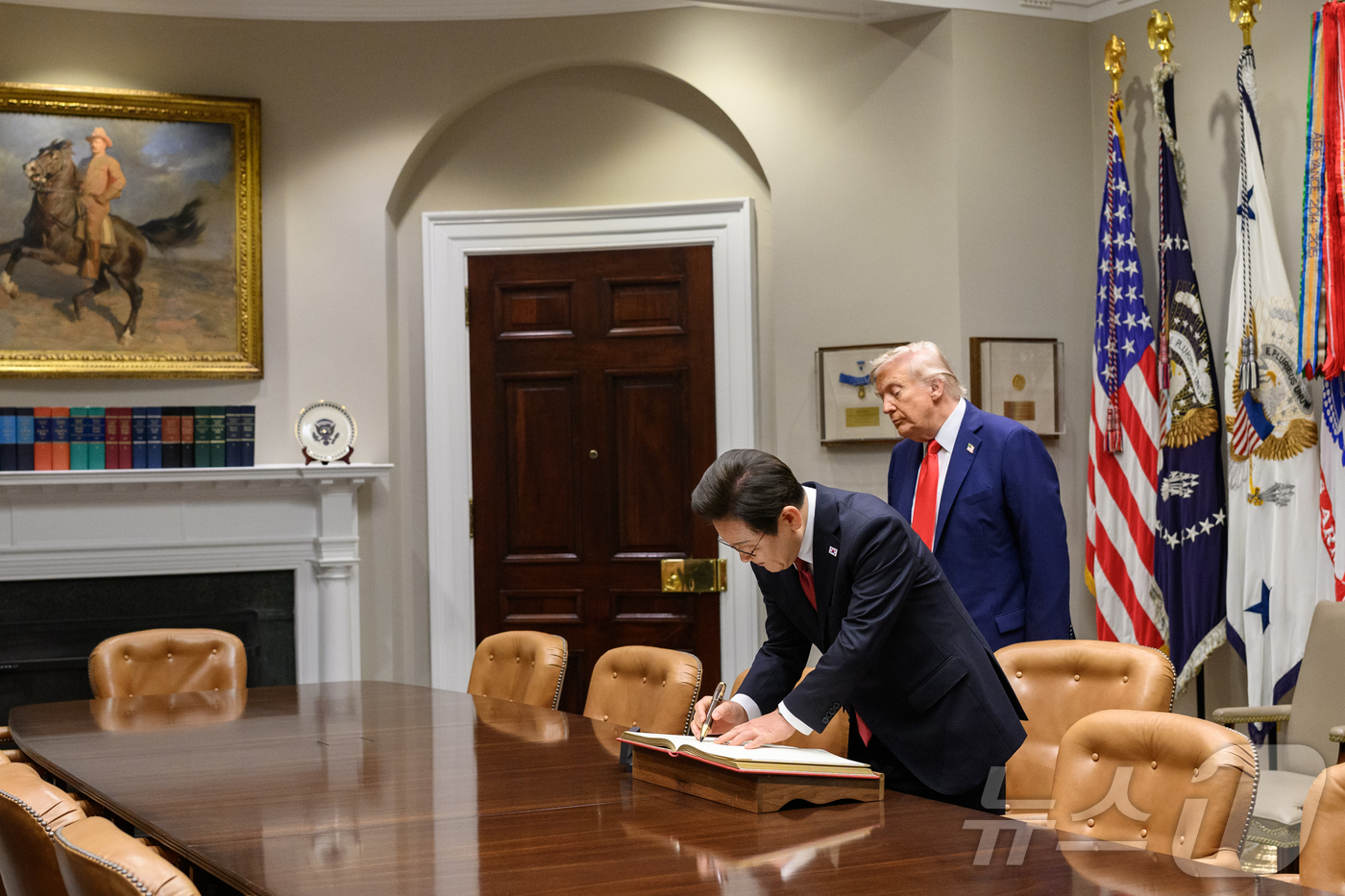 (워싱턴=뉴스1) 류정민 특파원 = 지난 8월 25일(현지시간) 이재명 대통령이 도널드 트럼프 대통령과의 정상회담에 앞서 미 백악관 루즈벨트룸에서 방명록에 서명하고 있다. (백악관 …