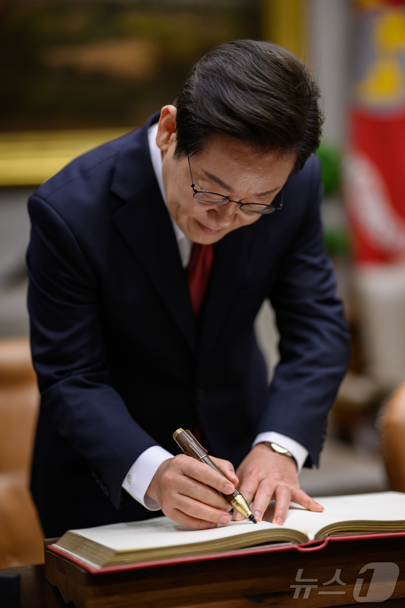 (워싱턴=뉴스1) 류정민 특파원 = 지난 8월 25일(현지시간) 이재명 대통령이 도널드 트럼프 대통령과의 정상회담에 앞서 미 백악관 루즈벨트룸에서 방명록에 서명하고 있다.(백악관 …