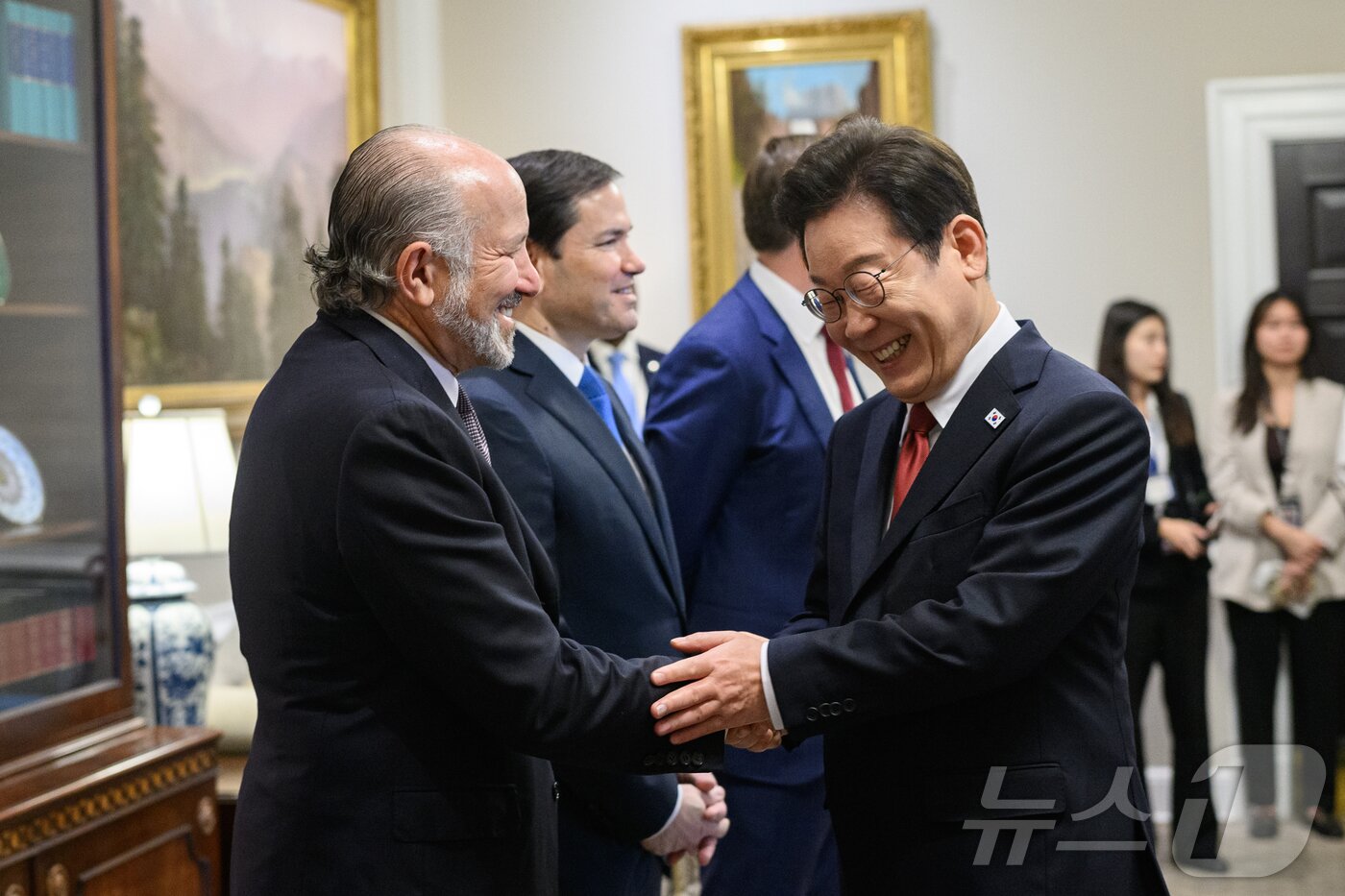 본문 이미지 - 이재명 대통령이 지난 8월 25일&#40;현지시간&#41; 미 워싱턴DC 백악관에서 도널드 트럼프 미국 대통령과의 정상회담을 앞두고 하워드 러트닉 미 상무부 장관과 악수하고 있다. 러트닉 장관은 지난 7월 30일 합의한 한국과 미국 간 무역협상 과정에서 결정적 역할을 한 미국 측 인사로 알려져 있다. &#40;백악관 제공. 재판매 및 DB금지&#41; 2025.9.1/뉴스1 ⓒ News1 류정민 특파원
