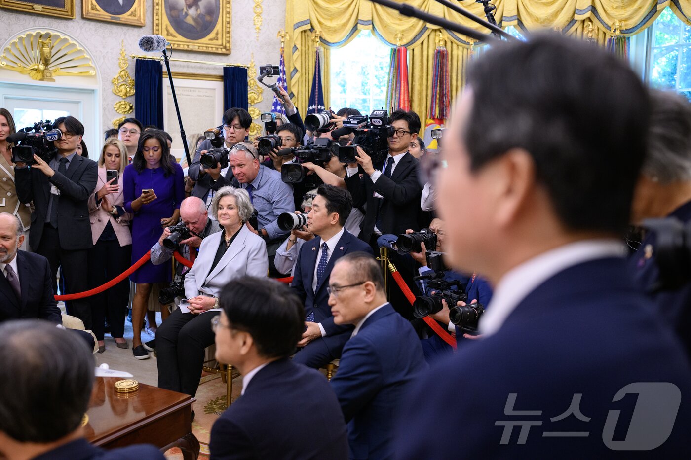 본문 이미지 - 지난 8월 25일&#40;현지시간&#41; 미국 워싱턴DC 백악관 오벌오피스&#40;대통령 집무실&#41;에서 열린 이재명 대통령과 도널드 트럼프 미국 대통령 간 한미정상회담에서 양국 기자들이 열띤 취재경쟁을 벌이고 있다.&#40;백악관 제공. 재판매 및 DB금지&#41; 2025.9.1  ⓒ News1 류정민 특파원