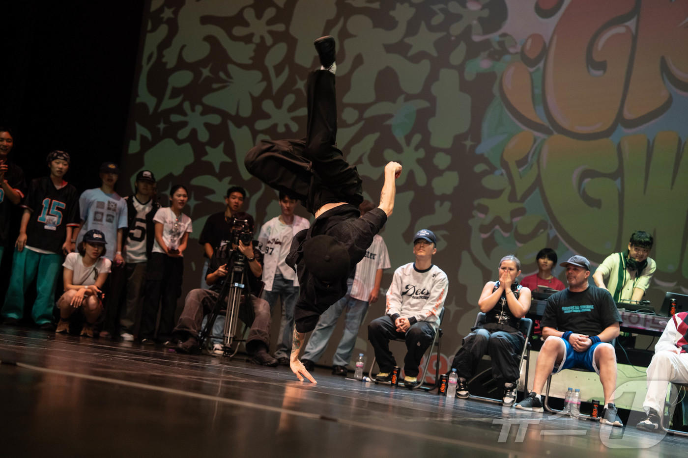 (서울=뉴스1) = 지난 31일 서울 관악구 관악아트홀에서 ‘2025 그루브 인 관악’의 하이라이트인 1on1 프리스타일 배틀 본선이 펼쳐졌다. 국내외 댄서들이 참여해 치열한 경쟁 …