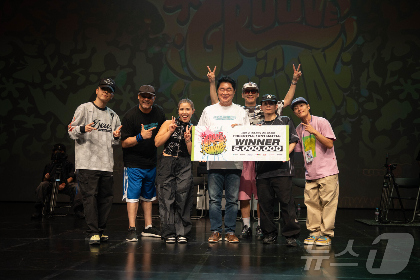 (서울=뉴스1) = 지난 31일 서울 관악구 관악아트홀에서 박준희 관악구청장이 ‘그루브 인 관악’ 무대에 올라 수상자들을 축하하며, 시민들과 축제의 현장을 함께했다. (관악문화재단 …