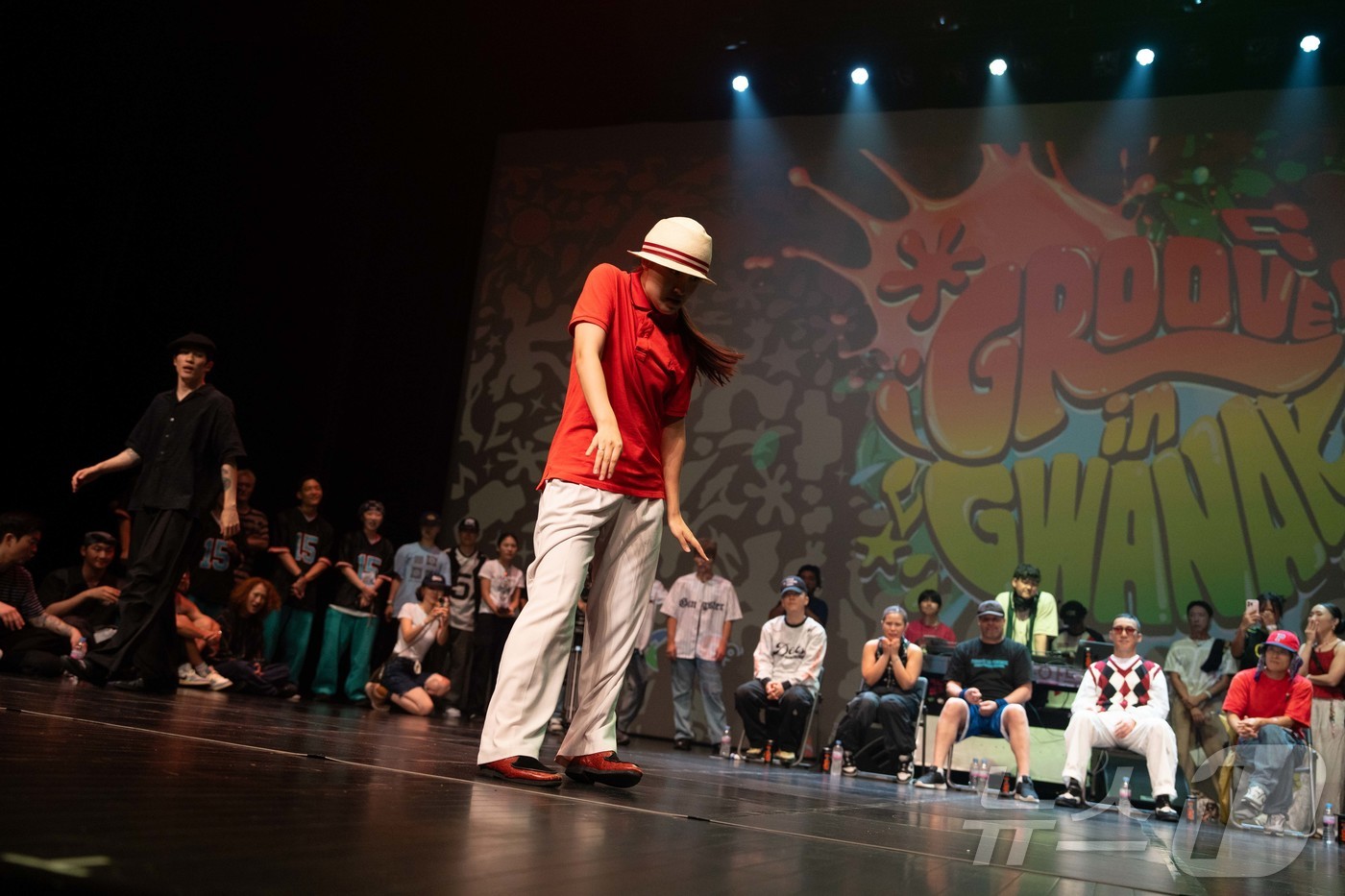 (서울=뉴스1) = 우천으로 지난 31일 ‘그루브 인 관악’의 마지막 행사를 관악아트홀로 장소를 옮겨서 진행했다. 관악아트홀에서도 다양한 세대의 시민들로 가득 채워지며 축제의 열기 …