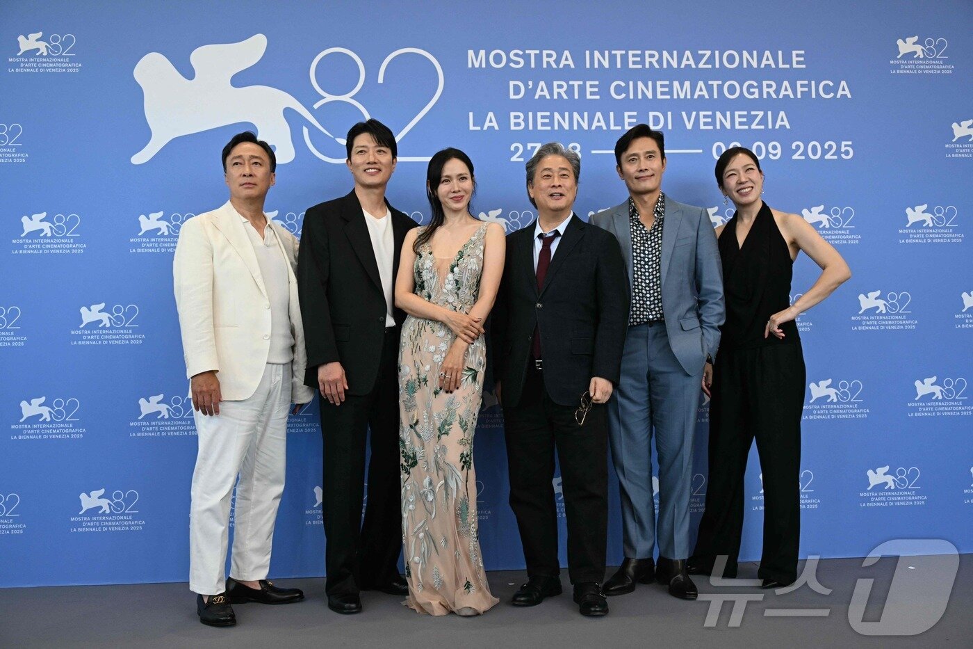 본문 이미지 - 이성민(왼쪽부터) 박희순 손예진 박찬욱 이병헌 염혜란 ⓒ AFP=뉴스1