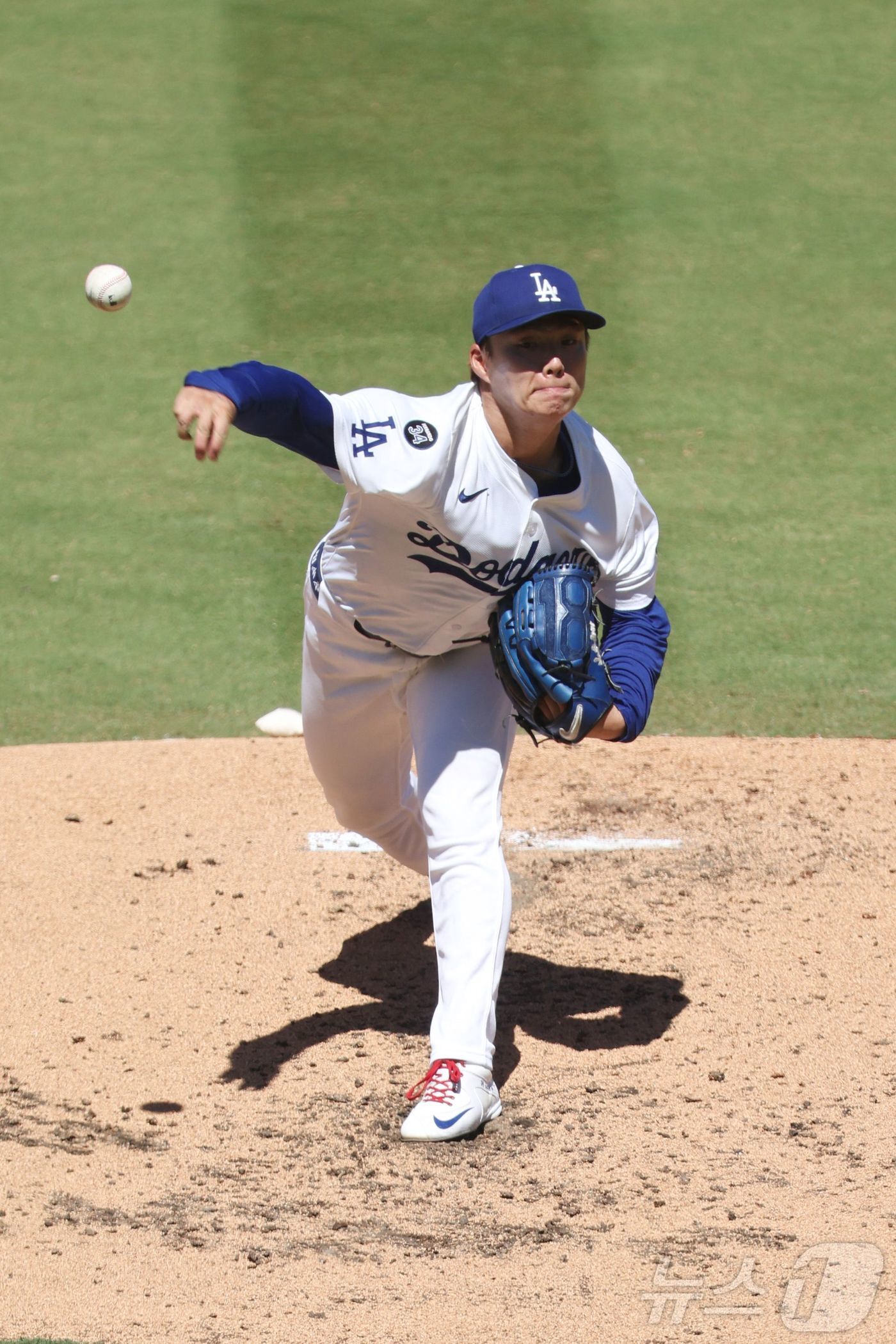 본문 이미지 - LA 다저스 야마모토 요시노부가 1일(한국시간) 열린 2025 메이저리그 애리조나 다이아몬드백스전에 선발 등판해 7이닝 10탈삼진 1실점 호투를 펼쳤다. ⓒ AFP=뉴스1