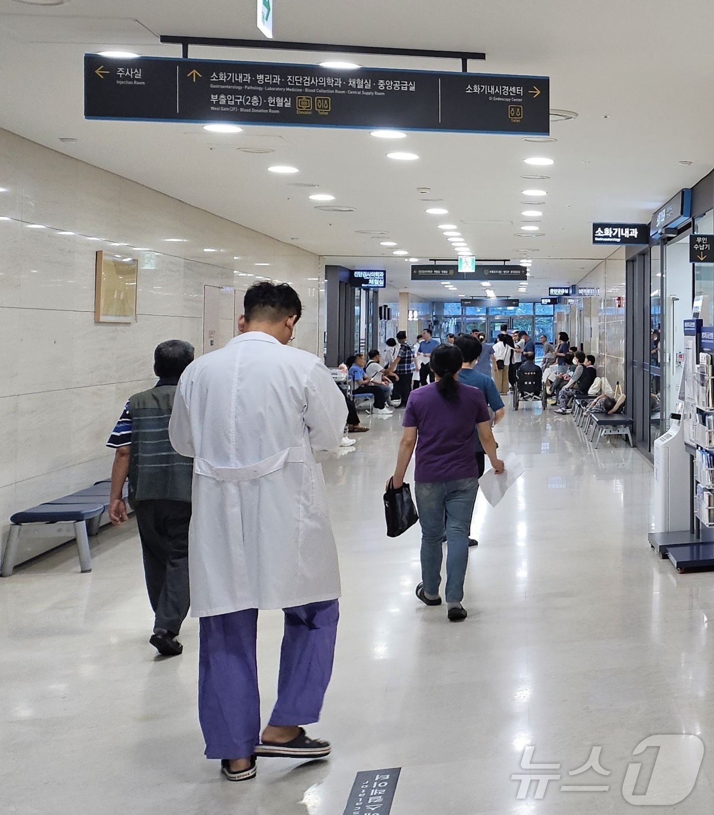 (대구=뉴스1) 남승렬 기자 = 의대 정원 증원에 반발해 병원을 떠난 전공의가 복귀한 1일 오전 대구의 한 대학병원에서 의료진과 환자, 보호자 등이 이동하고 있다. 2025.9.1 …