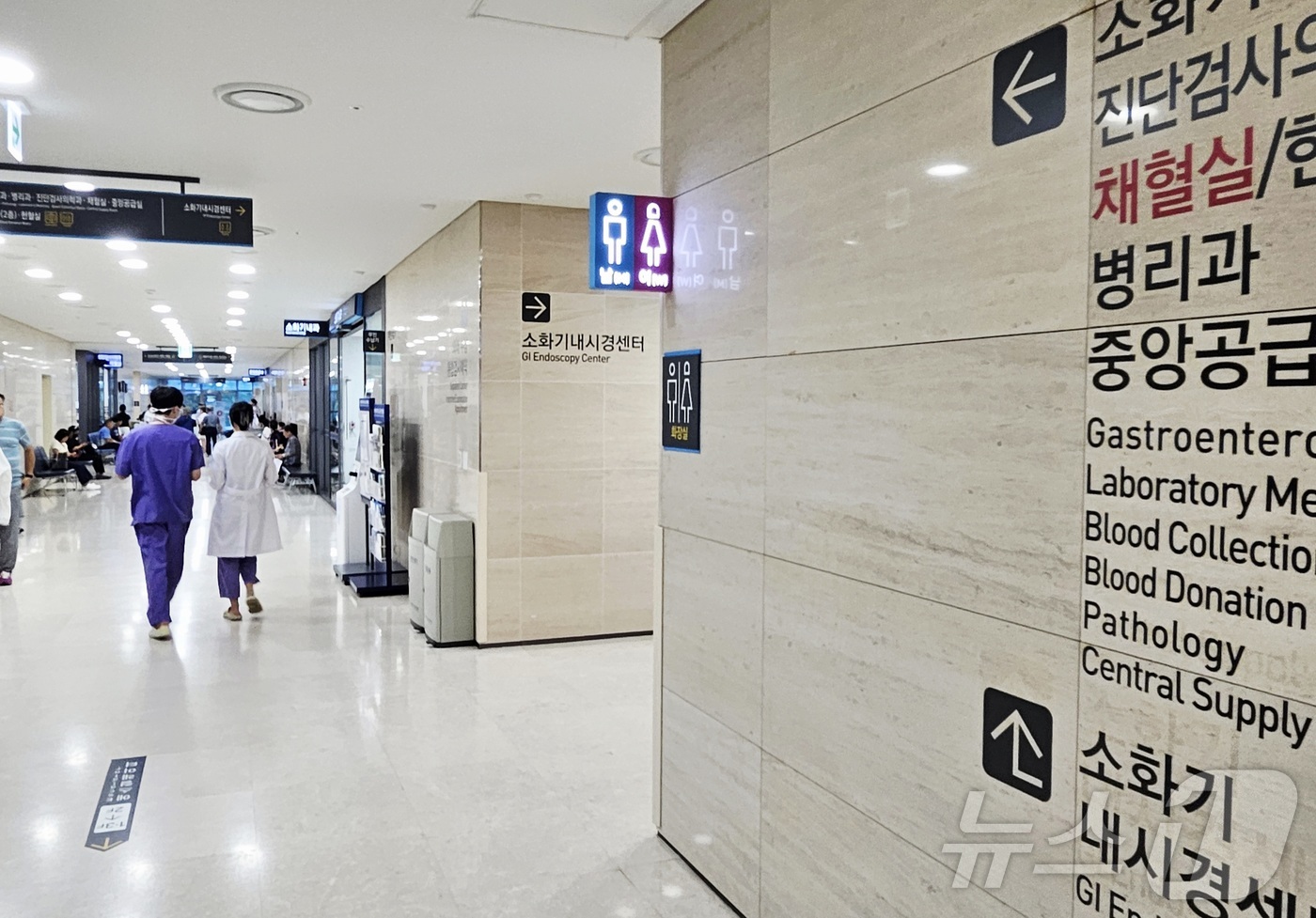 (대구=뉴스1) 남승렬 기자 = 의대 정원 증원에 반발해 병원을 떠난 전공의가 복귀한 1일 오전 대구의 한 대학병원에서 의료진과 환자, 보호자 등이 이동하고 있다. 2025.9.1 …