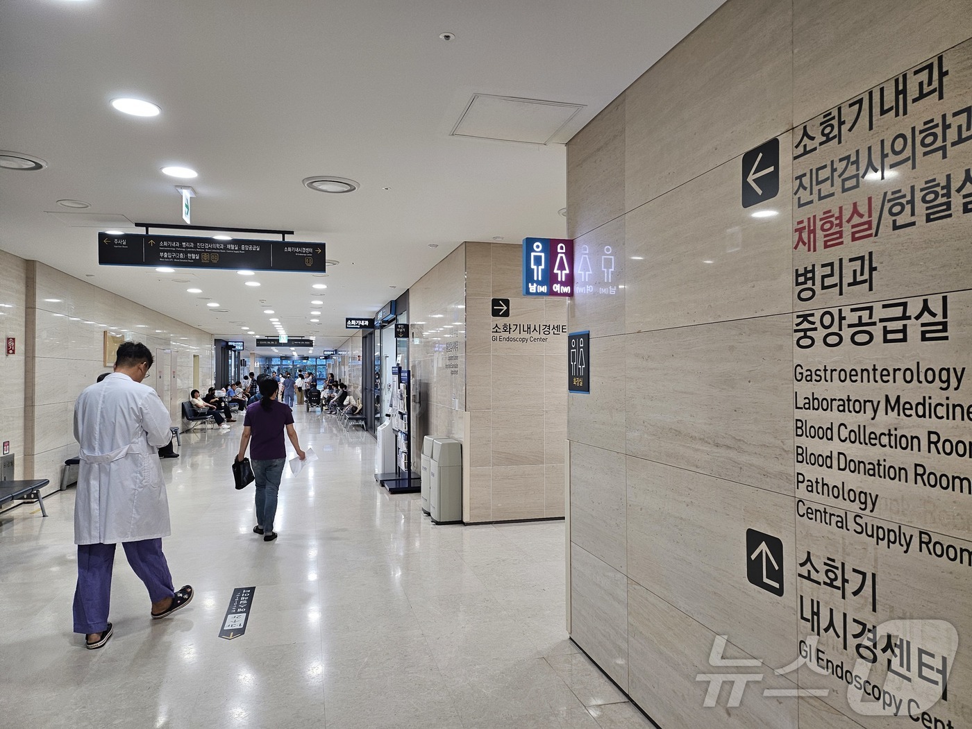 (대구=뉴스1) 남승렬 기자 = 의대 정원 증원에 반발해 병원을 떠난 전공의가 복귀한 1일 오전 대구의 한 대학병원에서 의료진과 환자, 보호자 등이 이동하고 있다. 2025.9.1 …