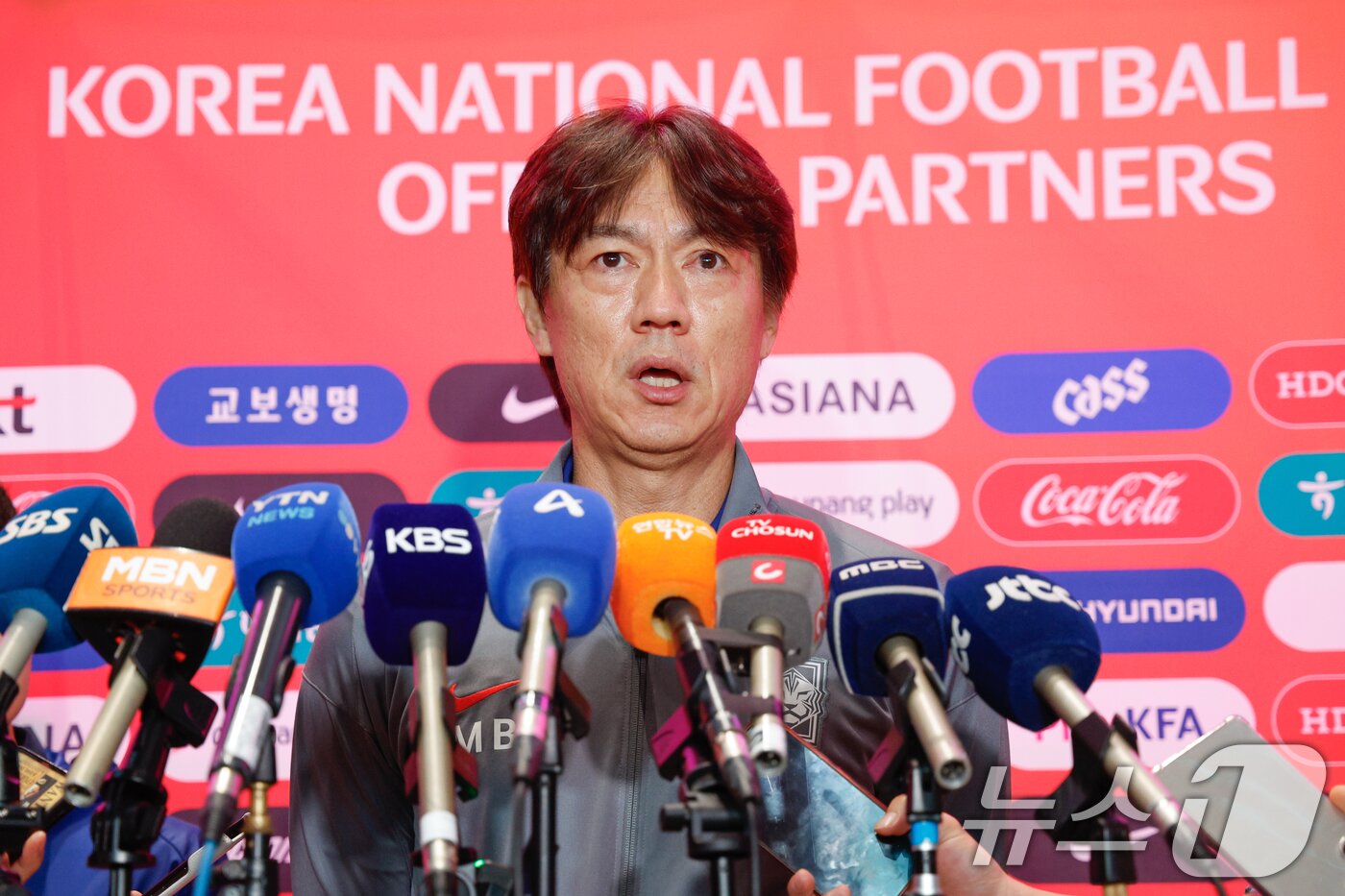 본문 이미지 - 대한민국 축구대표팀 홍명보 감독이 1일 오전 인천국제공항 2터미널에서 A매치 2연전을 펼칠 미국으로 출국하기 앞서 취재진 질문에 답하고 있다. 2025.9.1/뉴스1 ⓒ News1 안은나 기자