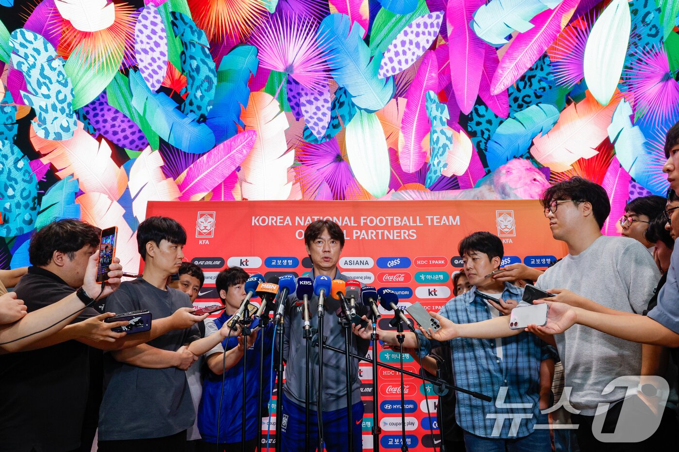 본문 이미지 - 대한민국 축구대표팀 홍명보 감독이 1일 오전 인천국제공항 2터미널에서 A매치 2연전을 펼칠 미국으로 출국하기 앞서 취재진 질문에 답하고 있다. 2025.9.1/뉴스1 ⓒ News1 안은나 기자