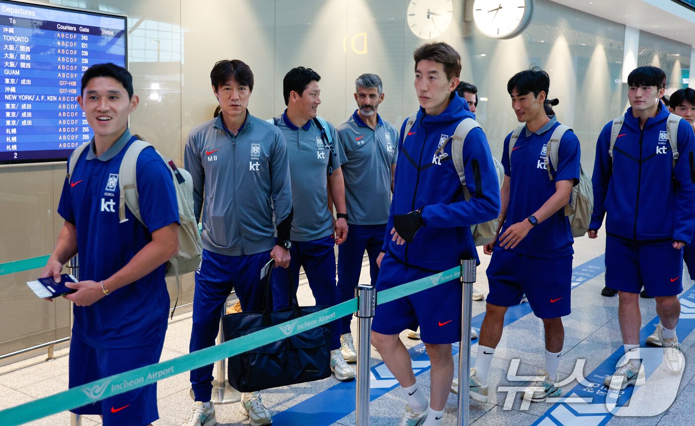 본문 이미지 - 홍명보 감독을 비롯해 대한민국 축구대표팀 선수들이 1일 오전 인천국제공항 2터미널에서 A매치 2연전을 펼칠 미국으로 출국하고 있다. 2025.9.1/뉴스1 ⓒ News1 안은나 기자