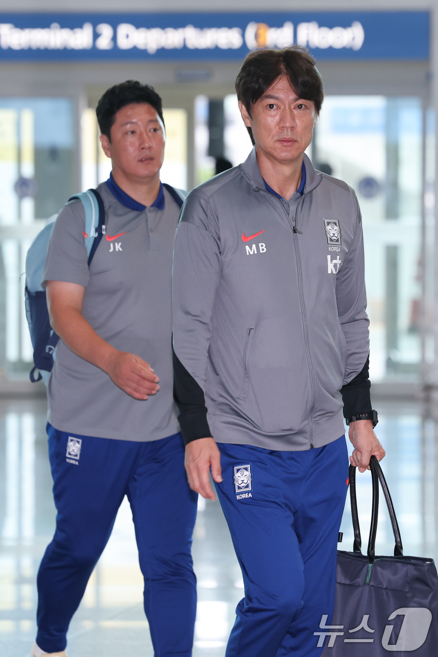 (인천공항=뉴스1) 안은나 기자 = 대한민국 축구대표팀 홍명보 감독이 1일 오전 A매치 2연전을 펼칠 미국으로 출국하기 위해 인천국제공항 2터미널에 도착하고 있다. 2025.9.1 …