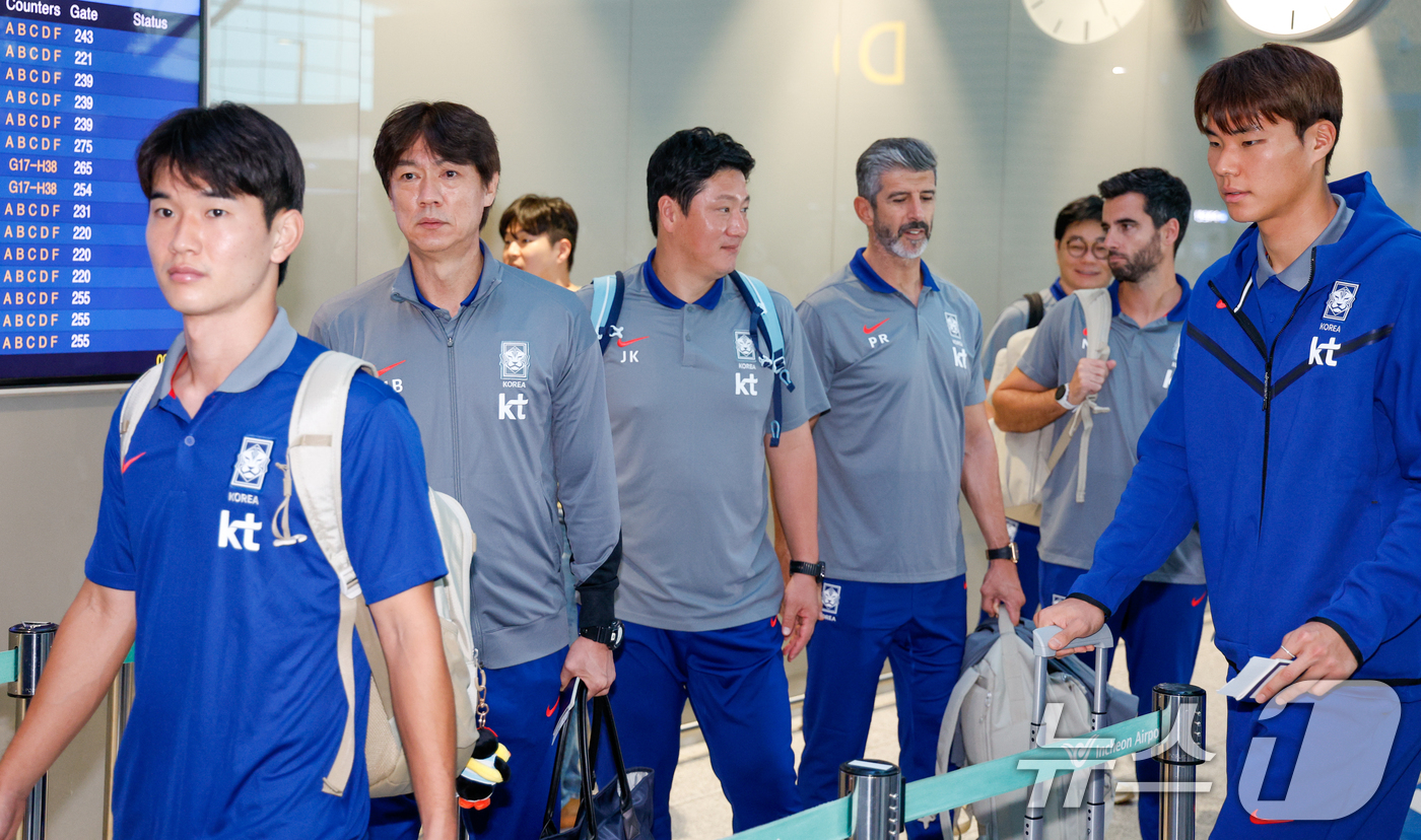 (인천공항=뉴스1) 안은나 기자 = 홍명보 감독을 비롯해 대한민국 축구대표팀 선수들이 1일 오전 인천국제공항 2터미널에서 A매치 2연전을 펼칠 미국으로 출국하고 있다. 2025.9 …