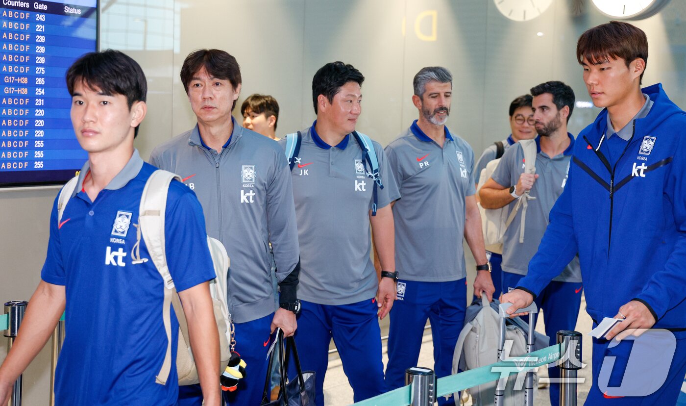본문 이미지 - 홍명보 감독을 비롯해 대한민국 축구대표팀 선수들이 1일 오전 인천국제공항 2터미널에서 A매치 2연전을 펼칠 미국으로 출국하고 있다. 2025.9.1/뉴스1 ⓒ News1 안은나 기자