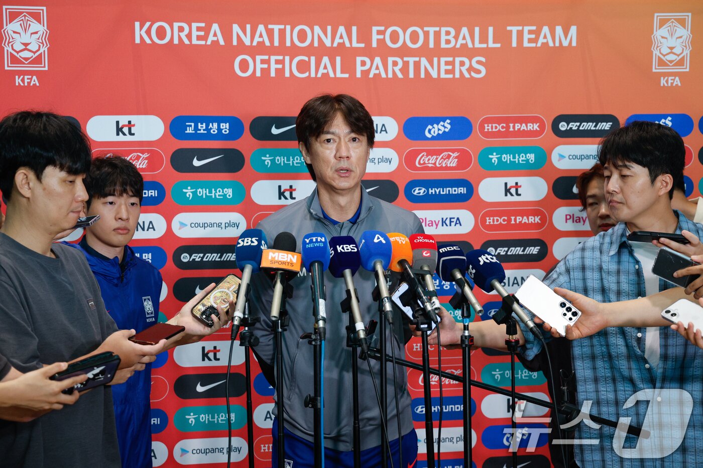 본문 이미지 - 대한민국 축구대표팀 홍명보 감독이 1일 오전 인천국제공항 2터미널에서 A매치 2연전을 펼칠 미국으로 출국하기 앞서 취재진 질문에 답하고 있다. 2025.9.1/뉴스1 ⓒ News1 안은나 기자