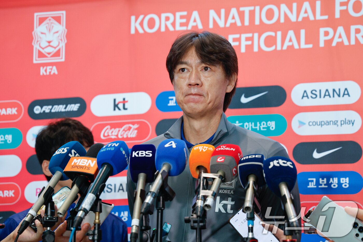 본문 이미지 - 대한민국 축구대표팀 홍명보 감독이 1일 오전 인천국제공항 2터미널에서 A매치 2연전을 펼칠 미국으로 출국하기 앞서 취재진 질문을 듣고 있다. 2025.9.1/뉴스1 ⓒ News1 안은나 기자