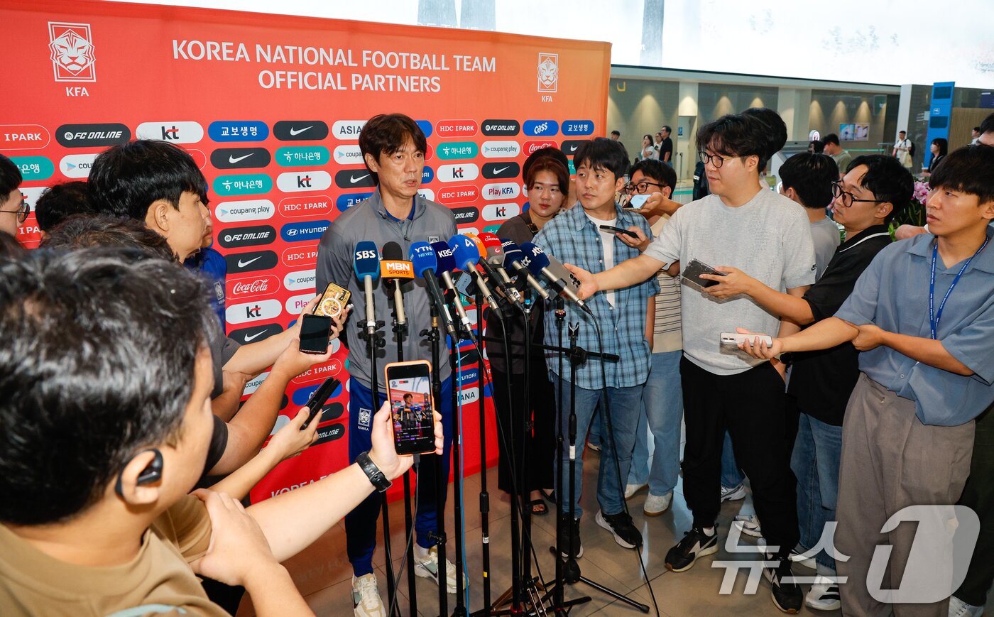 본문 이미지 - 대한민국 축구대표팀 홍명보 감독이 1일 오전 인천국제공항 2터미널에서 A매치 2연전을 펼칠 미국으로 출국하기 앞서 취재진 질문에 답하고 있다. 2025.9.1/뉴스1 ⓒ News1 안은나 기자