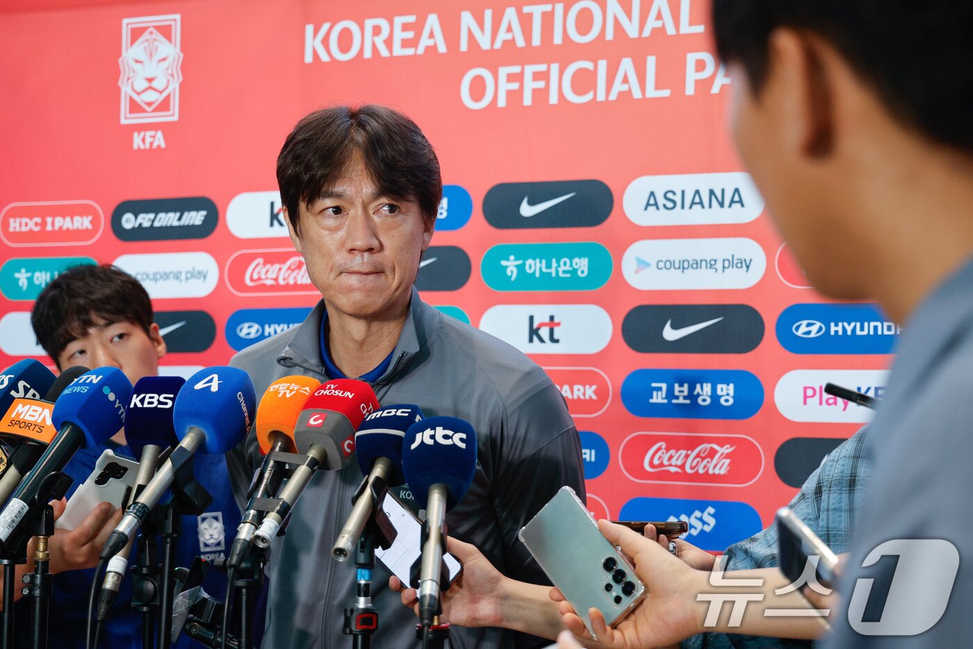 본문 이미지 - 대한민국 축구대표팀 홍명보 감독이 1일 오전 인천국제공항 2터미널에서 A매치 2연전을 펼칠 미국으로 출국하기 앞서 취재진 질문을 듣고 있다. 2025.9.1/뉴스1 ⓒ News1 안은나 기자