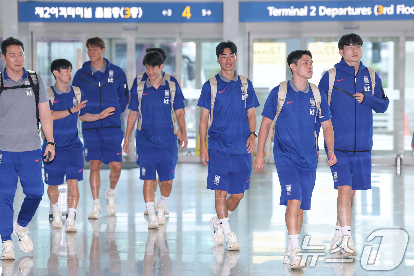 (인천공항=뉴스1) 안은나 기자 = 서진수, 이동경, 변진수를 비롯한 대한민국 축구대표팀 선수들이 1일 오전 A매치 2연전을 펼칠 미국으로 출국하기 위해 인천국제공항 2터미널에 도 …