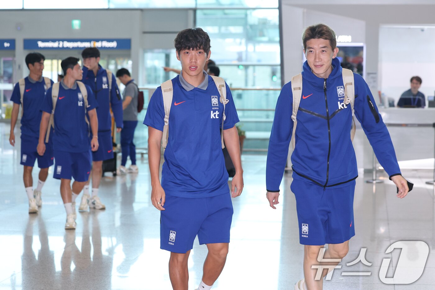 본문 이미지 - 조현우, 이명재를 비롯한 대한민국 축구대표팀 선수들이 1일 오전 A매치 2연전을 펼칠 미국으로 출국하기 위해 인천국제공항 2터미널에 도착하고 있다. 2025.9.1/뉴스1 ⓒ News1 안은나 기자