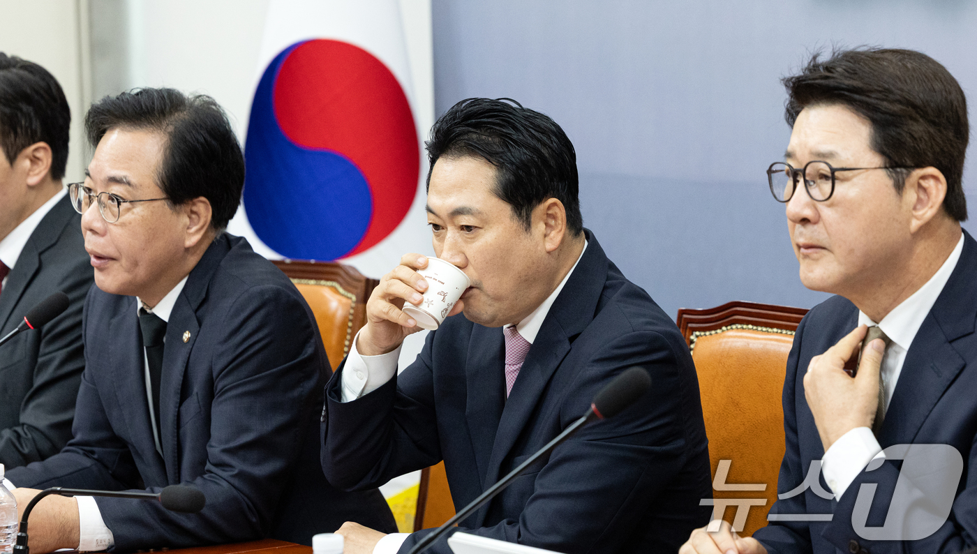 (서울=뉴스1) 이승배 기자 = 장동혁 국민의힘 대표가 1일 오전 서울 여의도 국회에서 열린 최고위원회의에서 물을 마시고 있다. 2025.9.1/뉴스1