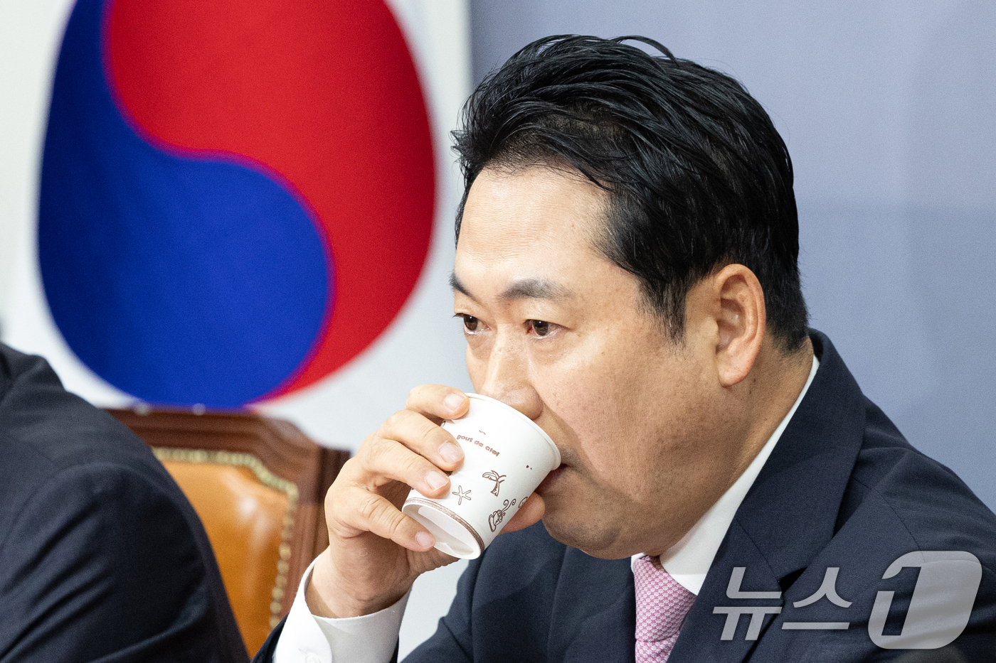 (서울=뉴스1) 이승배 기자 = 장동혁 국민의힘 대표가 1일 오전 서울 여의도 국회에서 열린 최고위원회의에서 물을 마시고 있다. 2025.9.1/뉴스1