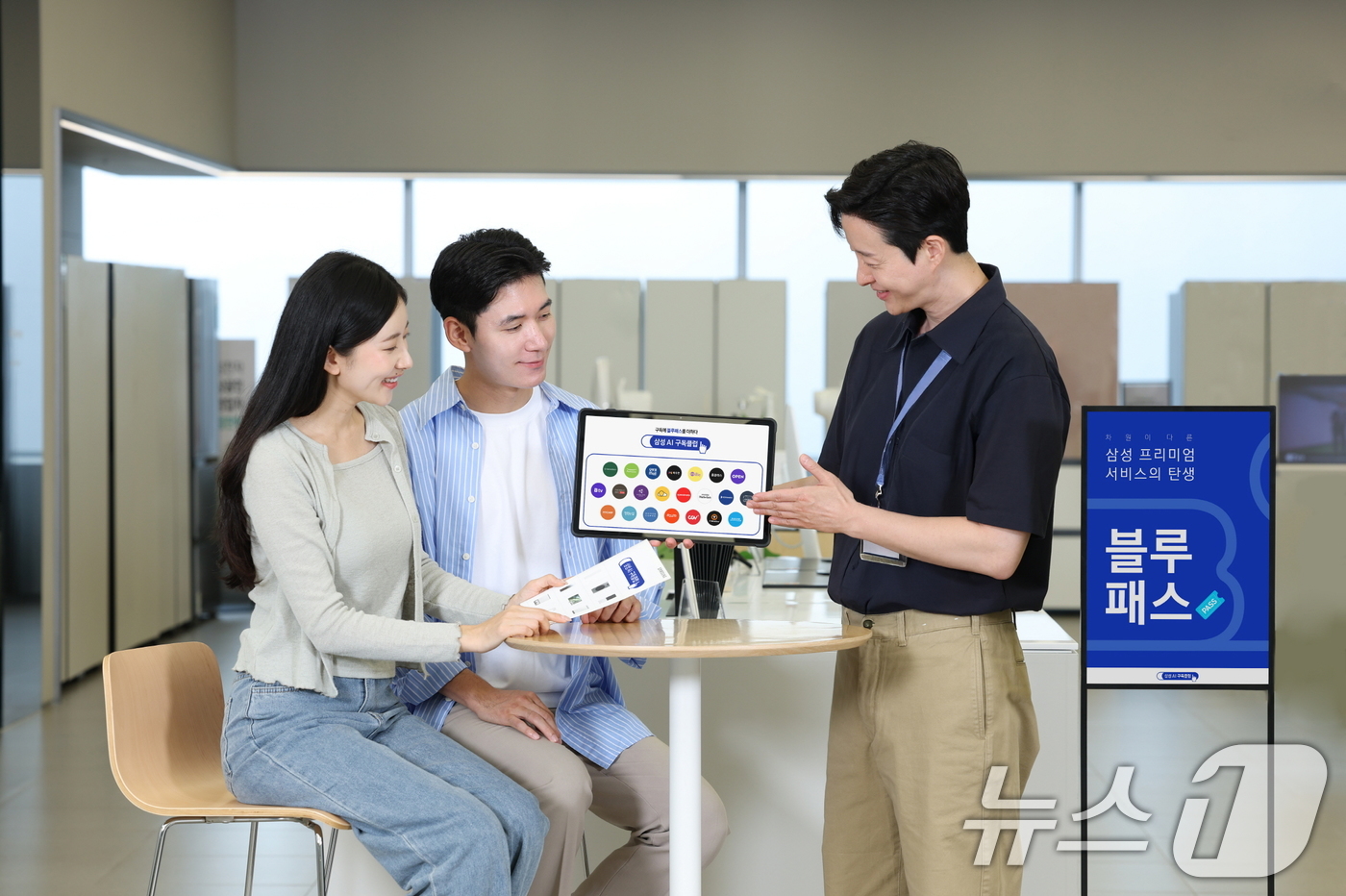 (서울=뉴스1) = 삼성전자가 1일부터 고객 편의성과 혜택을 한층 끌어올린 'AI 구독클럽'을 새롭게 선보이며 국내 구독 시장 공략을 가속화 한다고 밝혔다.삼성스토어 서초에서 매니 …