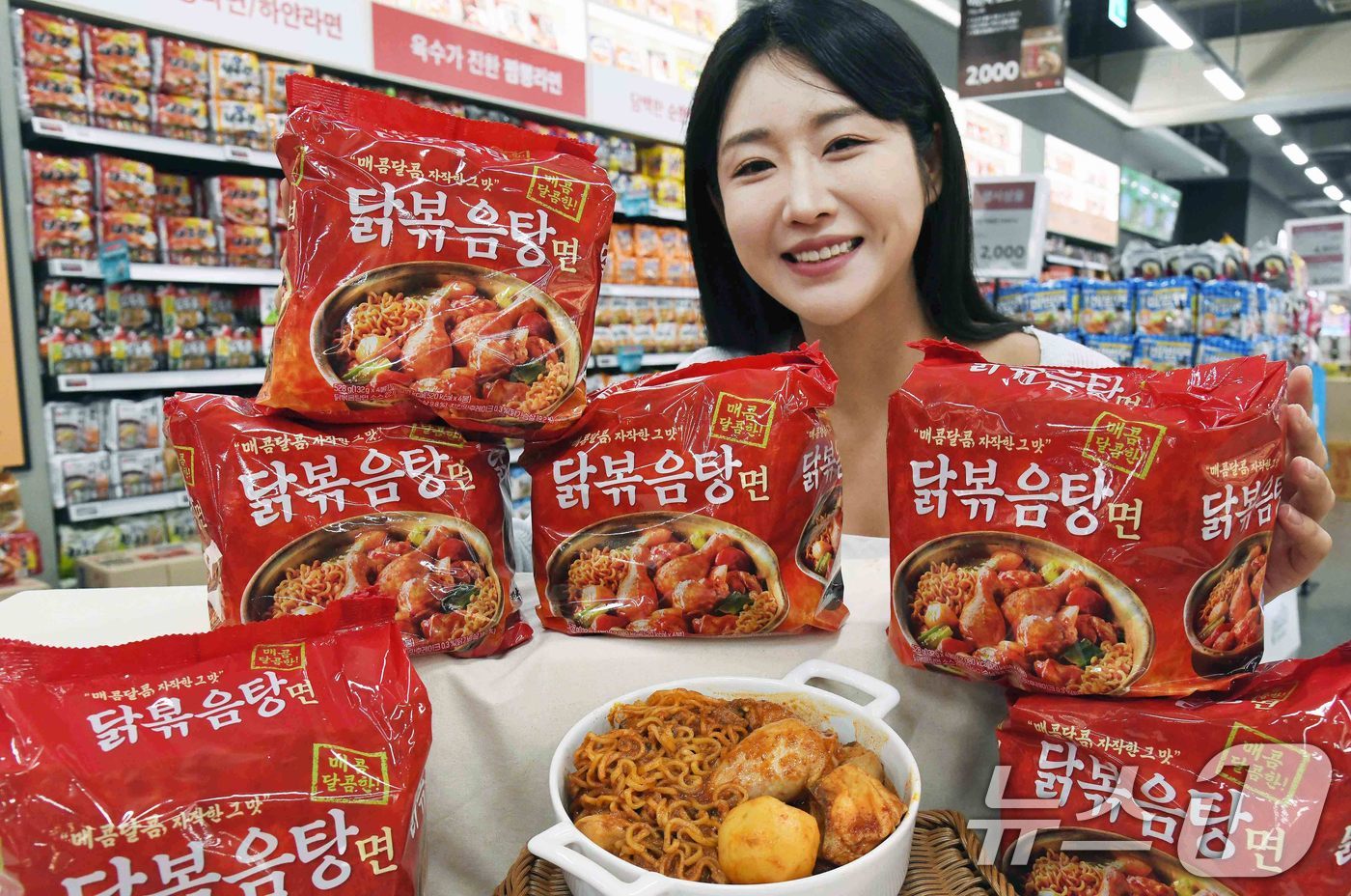 (서울=뉴스1) = 홈플러스가 1일 하림과 공동 기획한 ‘하림 닭볶음탕면’을 업계 단독으로 선보인다고 밝혔다.1일 서울 강서구 홈플러스 메가 푸드 마켓 라이브 강서점에서 모델이 ' …